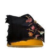 Metropolitan Museum of Art Wool Embroidered Scarf Black Floral NWOT - $1,045.43 MXN