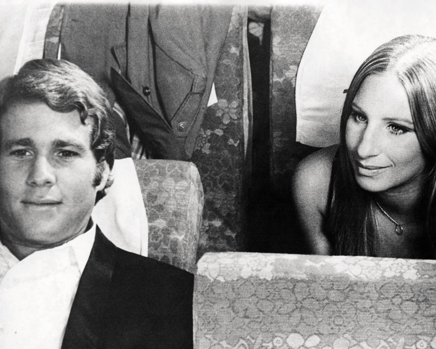 What's Up Doc? Featuring Barbra Streisand, Ryan O'neal 16x20 Poster