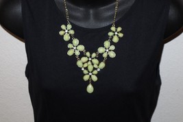 Vintage Faceted Light Green Acrylic Rhinestone Flower Necklace Gold Tone... - $12.95
