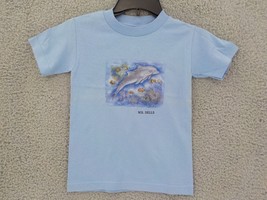 YOUTH PALE BLUE T-SHIRT SZ S (6-8) TWO DOLPHINS OCEAN LIFE WISCONSIN DEL... - $9.99
