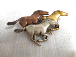 Trotting Horses 3D Brooch Equestrian Horse Lovers Gift Horse Pin Tri Color 2&quot; W - £11.98 GBP