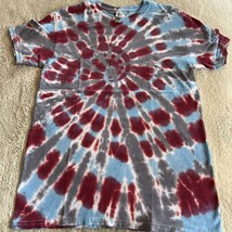 NEW Gildan Mens Red Gray Blue Spiral Tie Dye Short Sleeve Shirt MEDIUM - $20.83