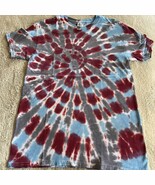 NEW Gildan Mens Red Gray Blue Spiral Tie Dye Short Sleeve Shirt MEDIUM - $28.54 CAD