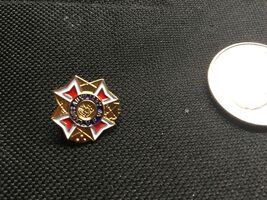 LADIES AUXILIARY VFW PIN BADGE VETERANS OF FORIEGN WARS - $9.22