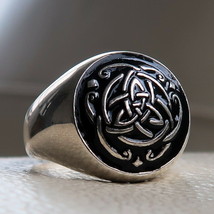Excellent domed Men&#39;s Unity Ring black Celtic Triquetra Knot - Sterling Silver - £82.22 GBP
