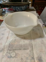 VINTAGE Fire King Milk Glass Batter Mixing Bowl With D Handle &amp; Pouring Spout - £18.99 GBP