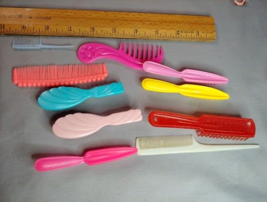 Vintage 1970s Barbie &amp; other Fashion Doll Brushes and Combs lot - £15.51 GBP