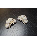 Vintage Kramer White Enamel Gold Tone Clip On Earrings Signed - €35,79 EUR