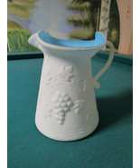 White Frosted Glass Ruffled Border Blue Glass Grape Design  Pitcher Jug ... - €80,51 EUR