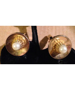 Vintage Mid Century 1950s Gold Tone Round Raised Bezel Set Faux Pearl Me... - $36.86