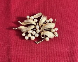 Vtg Coro Gold Tone Faux Pearl Leaf Brooch J415 - $11.78