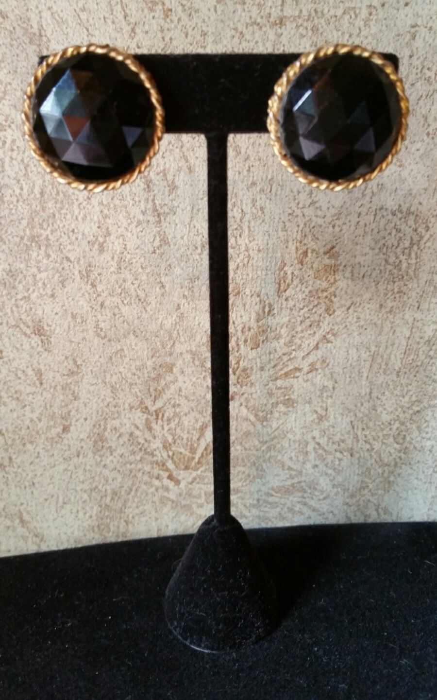 Unbranded Vintage Mid Century Gold Tone Faux Black Onyx Button Clip On Earrings Item image 4