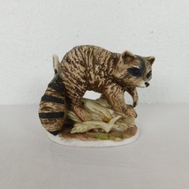 Homco Raccoon On Log Figurine 2.5&quot; X 4&quot; Animal Nature Porcelain Home Decor Vtg - £7.77 GBP