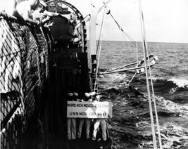 Crewman of USS Noa welcome John Glenn after Mercury-Atlas 6 flight Photo Print - £6.93 GBP