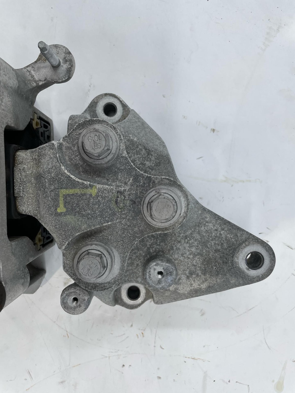 2021 Chrysler Pacifica LH Driver Transmission Mount Assembly 68224742 OEM Item image 3