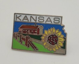 Kansas State Shaped Souvenir Enamel Lapel Hat Pin Barn &amp; Sunflowers - $278.88 MXN