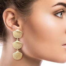 Rhinestone Shell Drop Earrings - $335.86 MXN