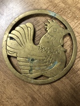 Vintage Brass Rooster Trivet Round Footed Chicken Kitchen Hot Pad 7&quot; Wide - £14.17 GBP