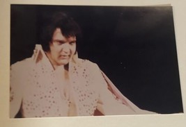 Elvis Presley Vintage Candid Photo Picture Elvis In White Jumpsuit EP1 - $12.86