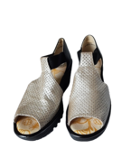 Fly London Peep Toe Shoes Womens EU 38 US 7.5 - 8 Wedge Gold Perforated ... - $680.60 MXN
