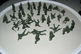 Lot of 32 Tim-Mee 1970&#39;s WW2 US MARINES USM 54mm Plastic Toy Soldiers #8 - £62.20 GBP