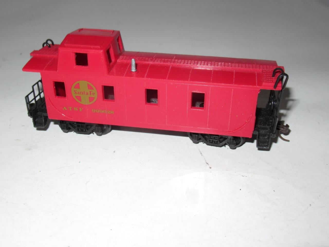 HO TRAINS - BACHMANN SANTA FE CABOOSE- KNUCKLE COUPLERS - EXC.- S31QQ - $3.81