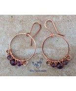 Handmade amethyst hoop earrings: criss cross copper wire wrapped - €25,67 EUR