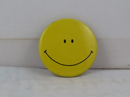 Vintage Novelty Pin - Clasisc Smiley Face in Yellow - Celluloid Pin  - £11.95 GBP