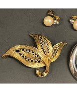 4 pc Monet Vintage Jewelry Clip On Earring and 2 Brooches - $684.24 MXN