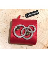 ELLEN TRACY RHINESTONE TRI CIRCLE BROOCH GREEN STONES NWT $65 - €42,60 EUR
