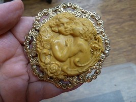 CL70-3) 2 CHERUBS angels hug golden CAMEO round brass Pin Pendant Jewelry brooch - £27.94 GBP