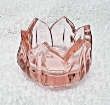Vintage Soft Sweet Pink Lotus Blossom Glass Salt Dip 1 1/8 T x 1.5 W - $264.27 MXN