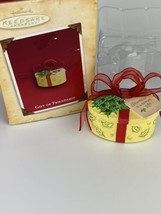 Hallmark Keepsake Ornament Gift Of Friendship 2004 In Box, Decoration Trinket - £5.89 GBP