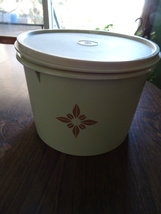 TUPPERWARE STARBURST Canister with lid Almond Tan # 265 11 - $5.00