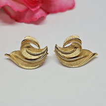 Vintage Signed TRIFARI Textured Brushed Gold Leaf Clip On Earrings - £23.55 GBP