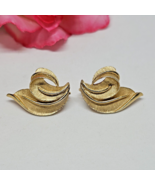 Vintage Signed TRIFARI Textured Brushed Gold Leaf Clip On Earrings - £23.41 GBP