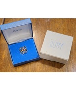 AVON SERVICE AWARD 1/10 10K GOLD FILLED BROOCH WITH RUBY  - $2,108.89 MXN