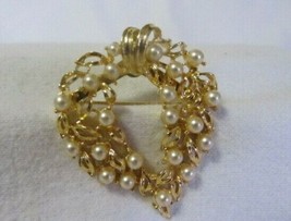 VINTAGE COSTUME JEWELRY HEART PIN BROOCH  WITH PEARLS GOLDTONE - £6.14 GBP