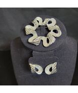 Vintage Sarah Coventry Jewelry 1971 Ribbon Brooch &amp; Earrings Set Silver ... - $18.80
