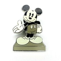 Disney Mickey Mouse Cast Exclusive Authentic Trading Pin 2009 Standing Hand Out - £7.46 GBP