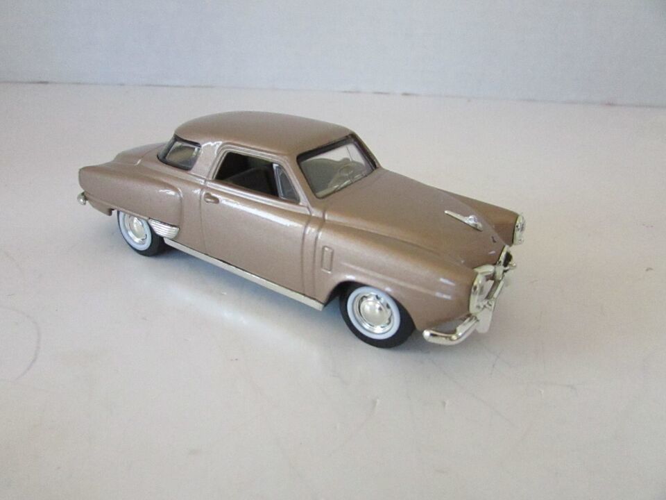 Road Signature Diecast 1950 Studebaker Champion Gold  1/43 Lot E1 - £7.31 GBP