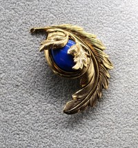 VTG Gold Tone Feather Leaf Brooch w/ Cobalt Blue Cabochon - $279.40 MXN