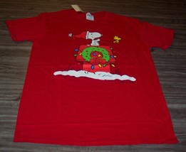 P EAN Uts Snoopy Woodstock Christmas Dog House T-Shirt Small Mens New w/ Tag - $19.80