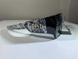Men&#39;s sunglasses with black lenses and black and white graffiti side arms - $180.84 MXN