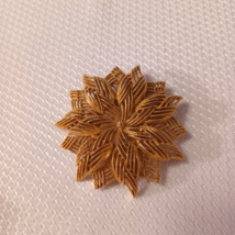 Beautiful Vintage Flower Brooch Pin Textured Brushed Gold Tone - $131.94 MXN