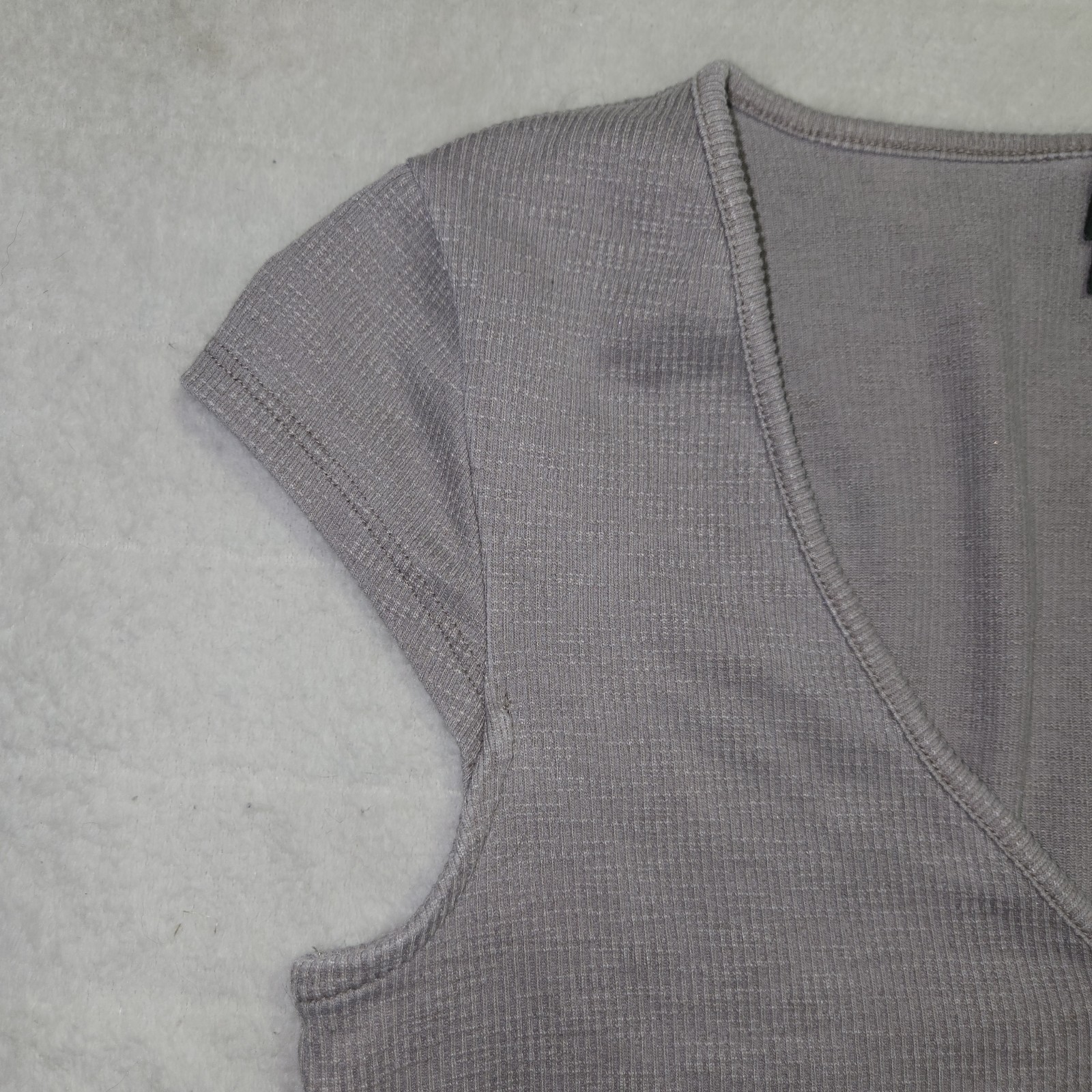 Wild Fable Women's Size M Short Sleeve Ribbed V-Neck T-Shirt Gray Item image 7