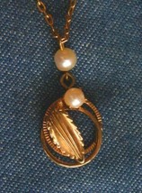 Elegant Cultured Pearls Gold-tone Leaf Pendant Necklace 1960s vintage - £11.88 GBP