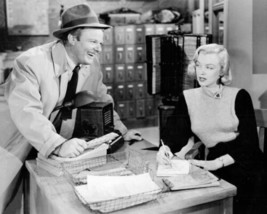 Home Town Story 1951 Marilyn Monroe taking notes Alan Hale Jr smiles 24x30 poste - £23.58 GBP