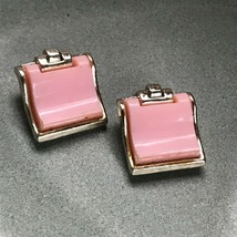 Vintage Light Goldtone w Pink Plastic Thermoset Wavey Square Clip Earrings – 7/8 - £10.22 GBP