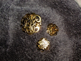 BUTTON COVERS 2 and COLLAR CLIP 1, gold metal round  (D) - $3.00